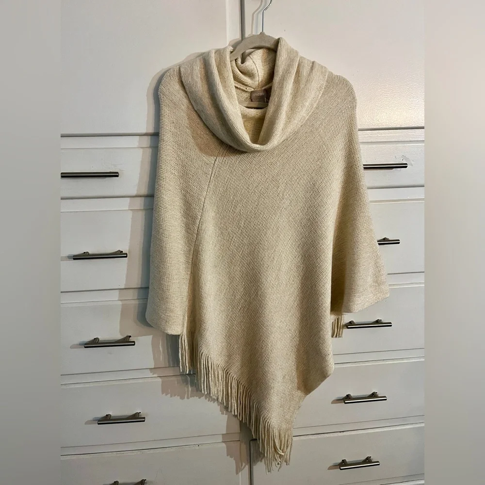 🆕 Chico’s Cream Poncho with Fringe,!one size - Picture 1 of 7